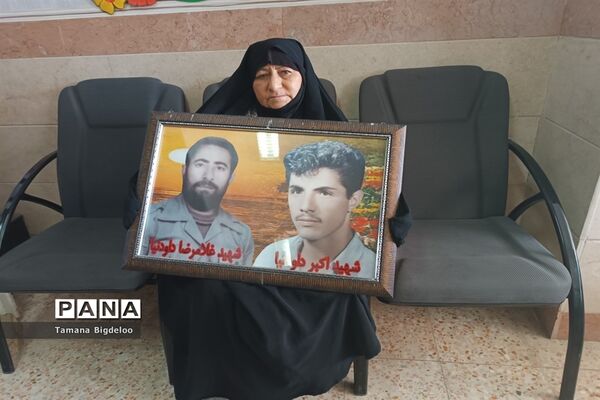 مراسم گرامیداشت و یاد شهدا به‌مناسبت هفته دفاع مقدس در مدرسه توفیق