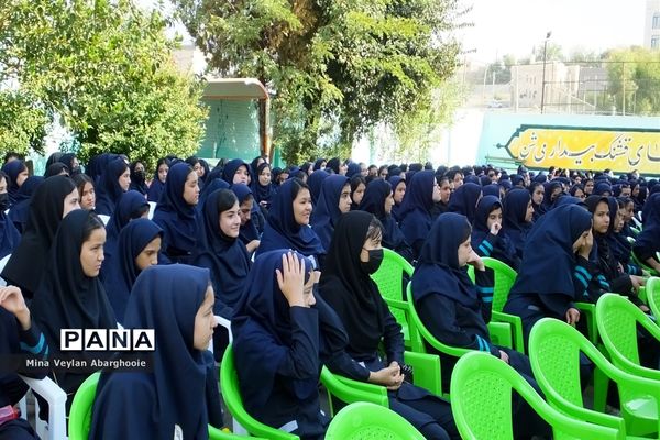 برگزاری مراسم دفاع مقدس در آموزشگاه دخترانه علامه مجلسی شهرستان پیشوا
