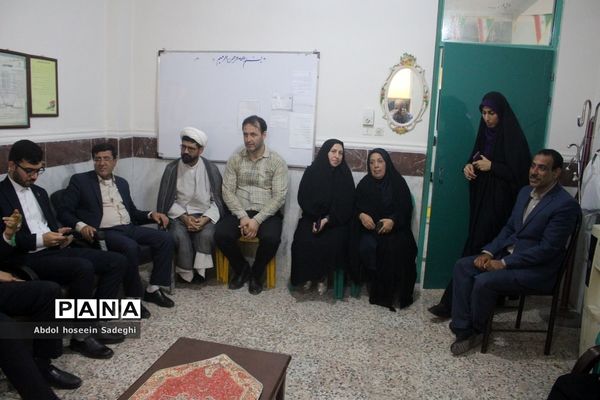 نشست صمیمی مدیرکل آموزش و پرورش استان بوشهر با کادر دبستان نبوت و هفده شهریور