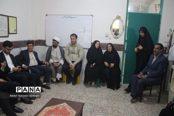 نشست صمیمی مدیرکل آموزش و پرورش استان بوشهر با کادر دبستان نبوت و هفده شهریور