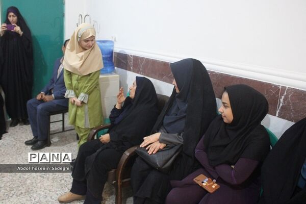 نشست صمیمی مدیرکل آموزش و پرورش استان بوشهر با کادر دبستان نبوت و هفده شهریور