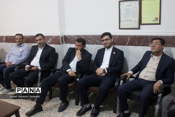 نشست صمیمی مدیرکل آموزش و پرورش استان بوشهر با کادر دبستان نبوت و هفده شهریور