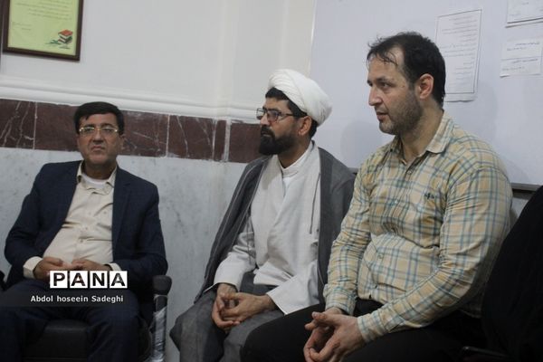 نشست صمیمی مدیرکل آموزش و پرورش استان بوشهر با کادر دبستان نبوت و هفده شهریور