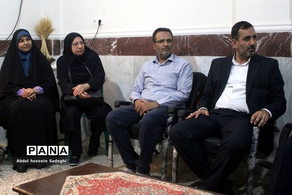 نشست صمیمی مدیرکل آموزش و پرورش استان بوشهر با کادر دبستان نبوت و هفده شهریور