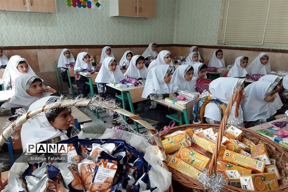 جشن شکوفه‌های دبستان عالیه جبروتی یک یزد همزمان با آغاز هفته دفاع مقدس