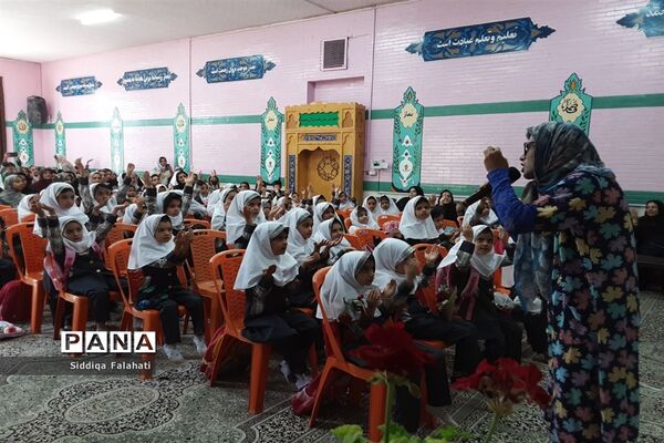 جشن شکوفه‌های دبستان عالیه جبروتی یک یزد همزمان با آغاز هفته دفاع مقدس