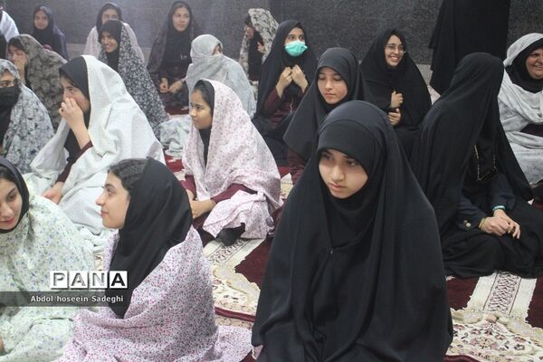 نماز جماعت در دبیرستان متوسطه اول شهید سهام خیام بوشهر