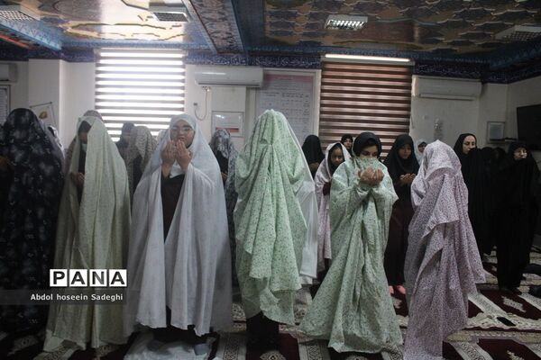 نماز جماعت در دبیرستان متوسطه اول شهید سهام خیام بوشهر