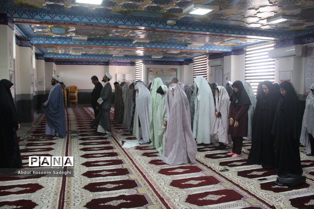 نماز جماعت در دبیرستان متوسطه اول شهید سهام خیام بوشهر