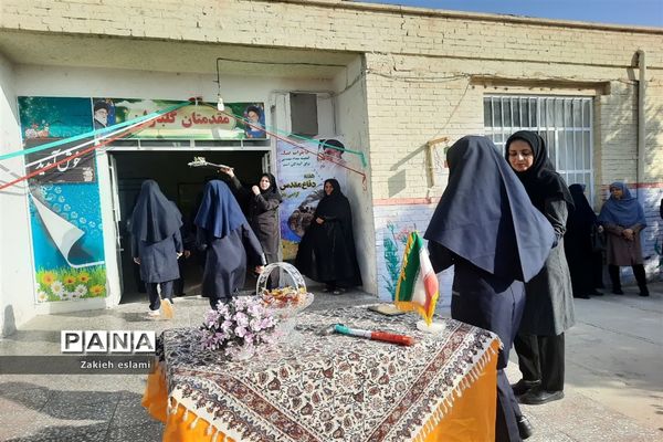 نواختن زنگ مهر و مقاومت در دبیرستان سمیه شهرستان خاتم