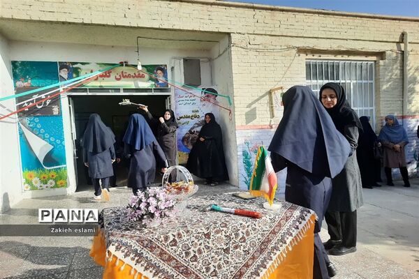 نواختن زنگ مهر و مقاومت در دبیرستان سمیه شهرستان خاتم