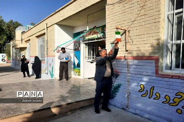 نواختن زنگ مهر و مقاومت در دبیرستان سمیه شهرستان خاتم