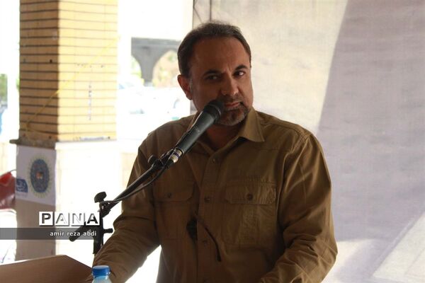 غبار روبی مزار شهدای کرمانشاه به مناسبت هفته دفاع مقدس