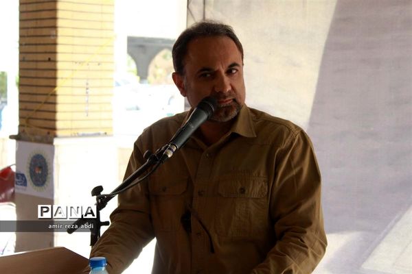 غبار روبی مزار شهدای کرمانشاه به مناسبت هفته دفاع مقدس