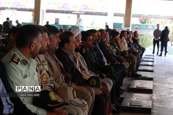 غبار روبی مزار شهدای کرمانشاه به مناسبت هفته دفاع مقدس