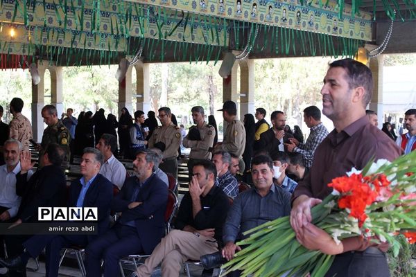 غبار روبی مزار شهدای کرمانشاه به مناسبت هفته دفاع مقدس