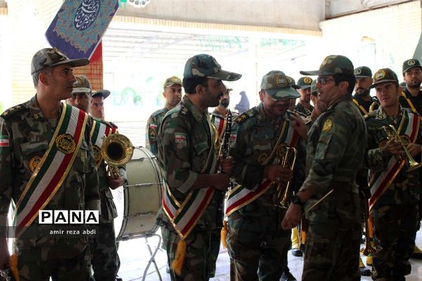 غبار روبی مزار شهدای کرمانشاه به مناسبت هفته دفاع مقدس