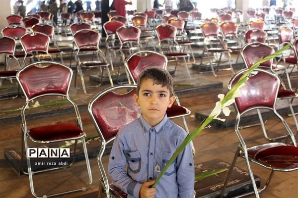 غبار روبی مزار شهدای کرمانشاه به مناسبت هفته دفاع مقدس