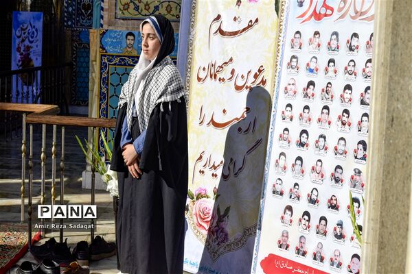 غبارروبی و عطرافشانی گلزارمطهر شهدا به مناسبت هفته دفاع مقدس در یزد