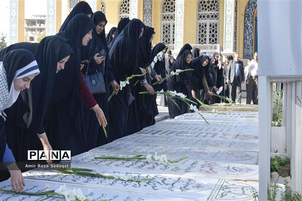 غبارروبی و عطرافشانی گلزارمطهر شهدا به مناسبت هفته دفاع مقدس در یزد