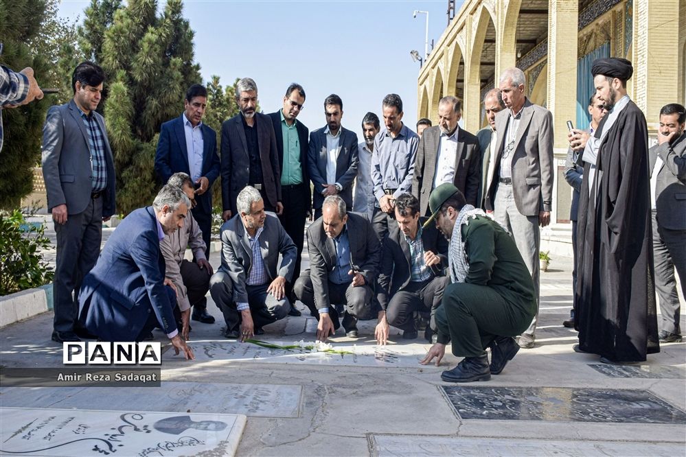 غبارروبی و عطرافشانی گلزارمطهر شهدا به مناسبت هفته دفاع مقدس در یزد