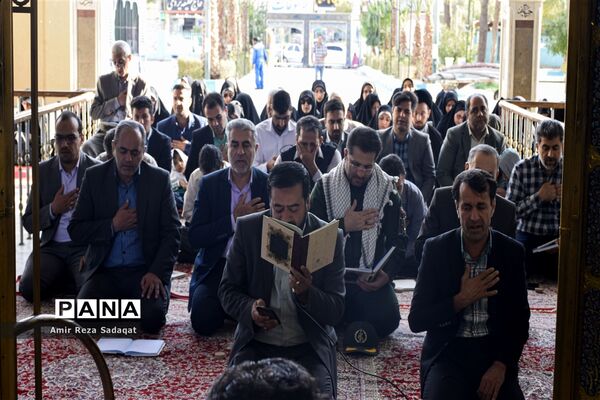 غبارروبی و عطرافشانی گلزارمطهر شهدا به مناسبت هفته دفاع مقدس در یزد