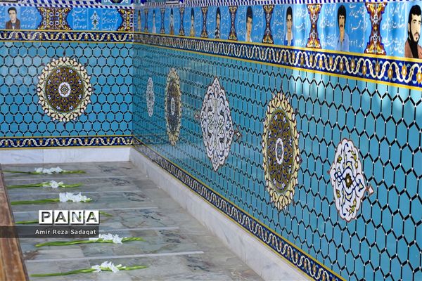 غبارروبی و عطرافشانی گلزارمطهر شهدا به مناسبت هفته دفاع مقدس در یزد