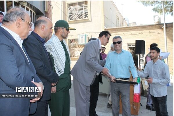 آیین نواختن زنگ ایثار و شهادت در دبیرستان پسرانه نابینایان امید