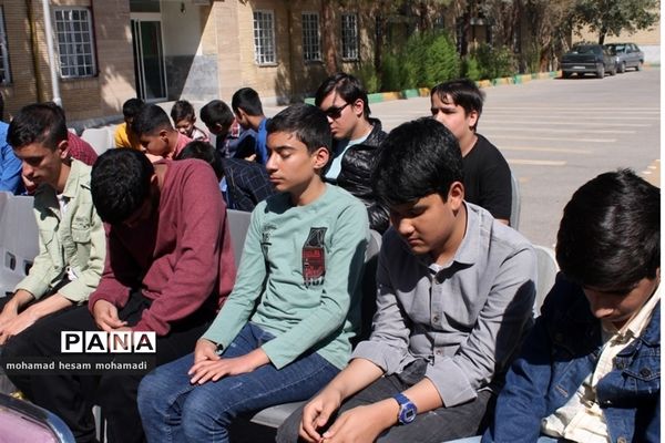 آیین نواختن زنگ ایثار و شهادت در دبیرستان پسرانه نابینایان امید