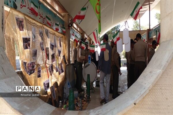 برگزاری مراسم گلباران مزار شهدا و نمایشگاه دفاع مقدس در شهرستان رباط کریم