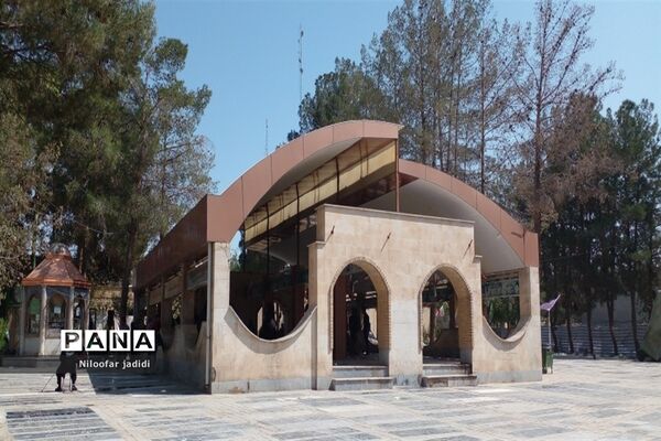 برگزاری مراسم گلباران مزار شهدا و نمایشگاه دفاع مقدس در شهرستان رباط کریم
