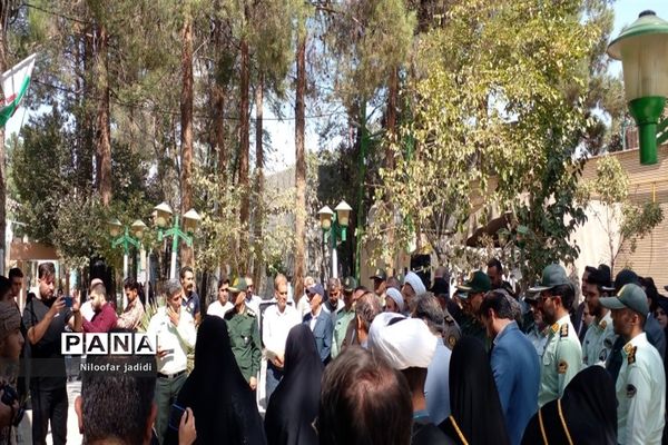 برگزاری مراسم گلباران مزار شهدا و نمایشگاه دفاع مقدس در شهرستان رباط کریم