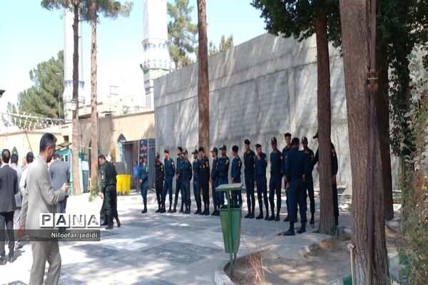 برگزاری مراسم گلباران مزار شهدا و نمایشگاه دفاع مقدس در شهرستان رباط کریم