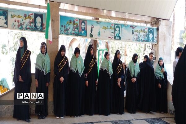 برگزاری مراسم گلباران مزار شهدا و نمایشگاه دفاع مقدس در شهرستان رباط کریم