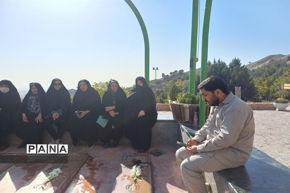 غباررویی و گل‌افشانی شهدای گمنام کوه صفه با حضور بانوان شاغل اداره‌کل اصفهان