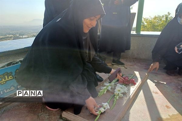 غباررویی و گل‌افشانی شهدای گمنام کوه صفه با حضور بانوان شاغل اداره‌کل اصفهان