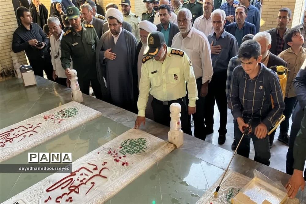 ادای احترام به شهدای دفاع مقدس ابرکوه به مناسبت هفته دفاع مقدس