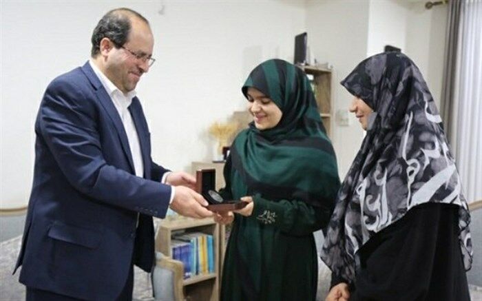 اعطای مدال نقره‌ای دانشگاه تهران به همسر و فرزند شهید فرهاد صابر