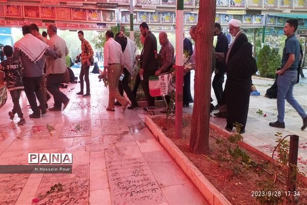 آیین گلباران مزار شهدا به‌مناسبت هفته دفاع مقدس