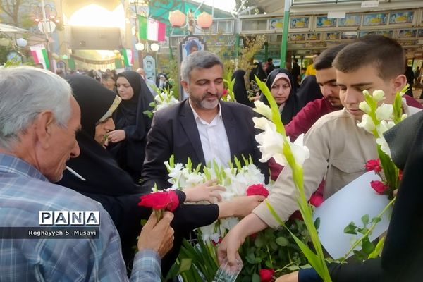 آیین گلباران مزار شهدا به‌مناسبت هفته دفاع مقدس