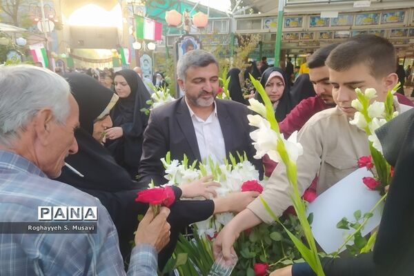 آیین گلباران مزار شهدا به‌مناسبت هفته دفاع مقدس