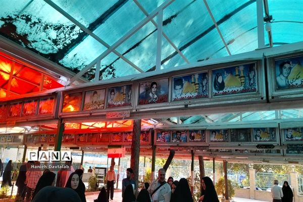 آیین گلباران مزار شهدا به‌مناسبت هفته دفاع مقدس