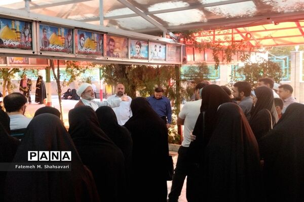 آیین گلباران مزار شهدا به‌مناسبت هفته دفاع مقدس