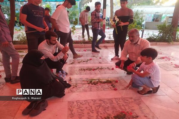آیین گلباران مزار شهدا به‌مناسبت هفته دفاع مقدس