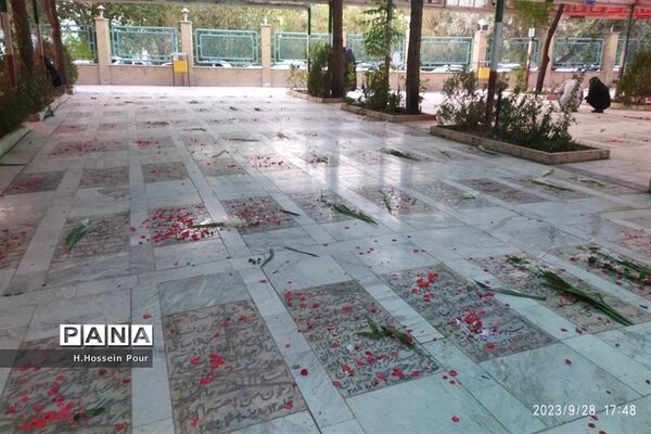 آیین گلباران مزار شهدا به‌مناسبت هفته دفاع مقدس