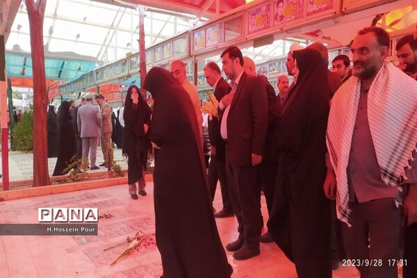 آیین گلباران مزار شهدا به‌مناسبت هفته دفاع مقدس