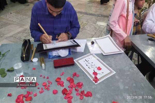آیین گلباران مزار شهدا به‌مناسبت هفته دفاع مقدس