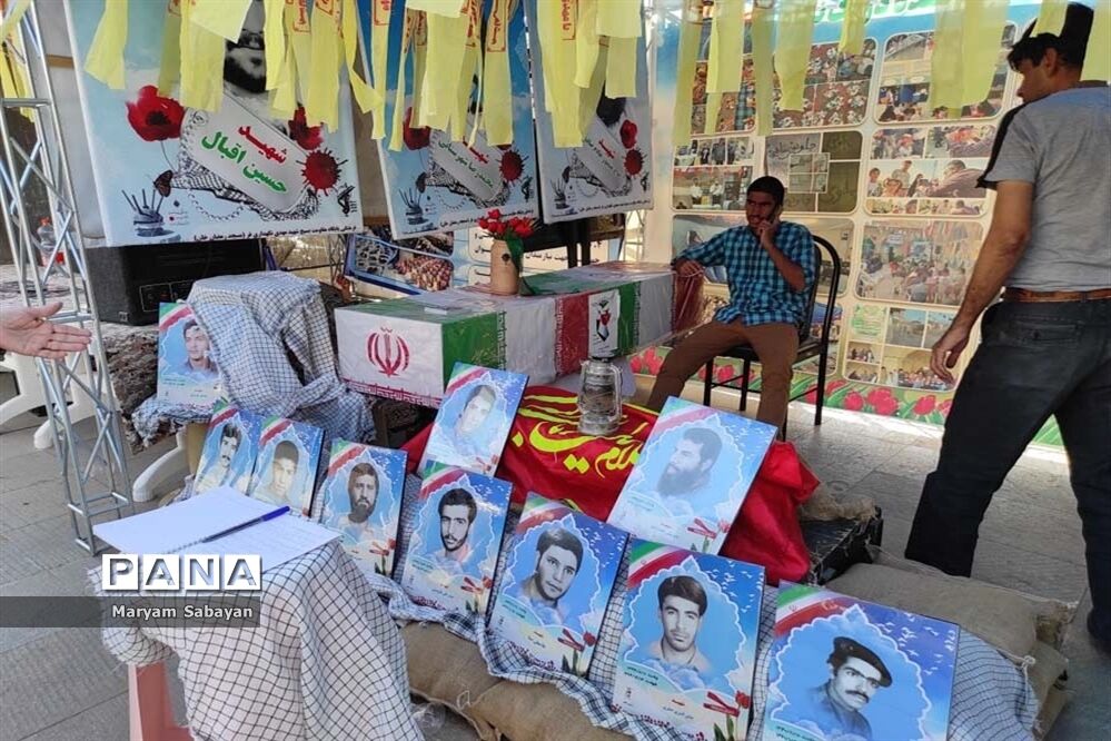 برپایی نمایشگاه هشت سال دفاع مقدس در حرم مطهر احمد بن موسی (ع)