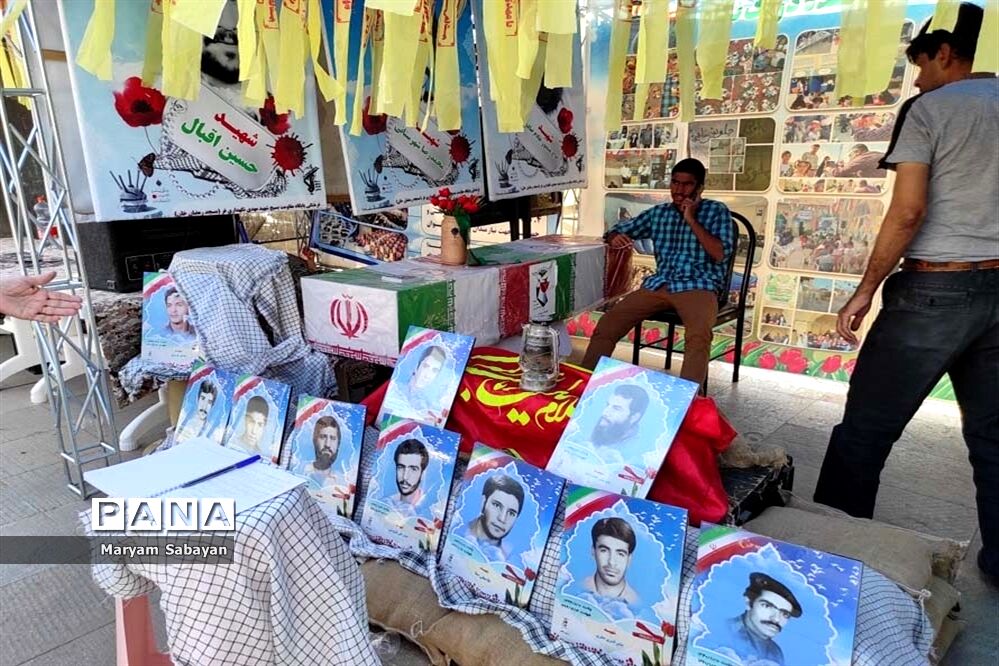برپایی نمایشگاه هشت سال دفاع مقدس در حرم مطهر احمد بن موسی (ع)