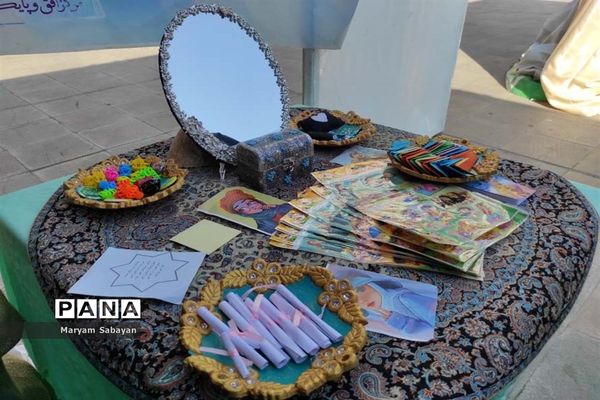 برپایی نمایشگاه هشت سال دفاع مقدس در حرم مطهر احمد بن موسی (ع)